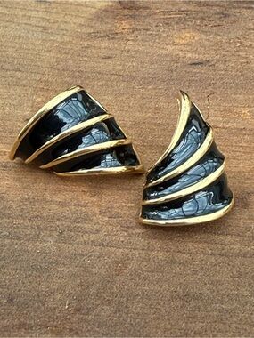 Vintage Black and Gold Swirl Earrings